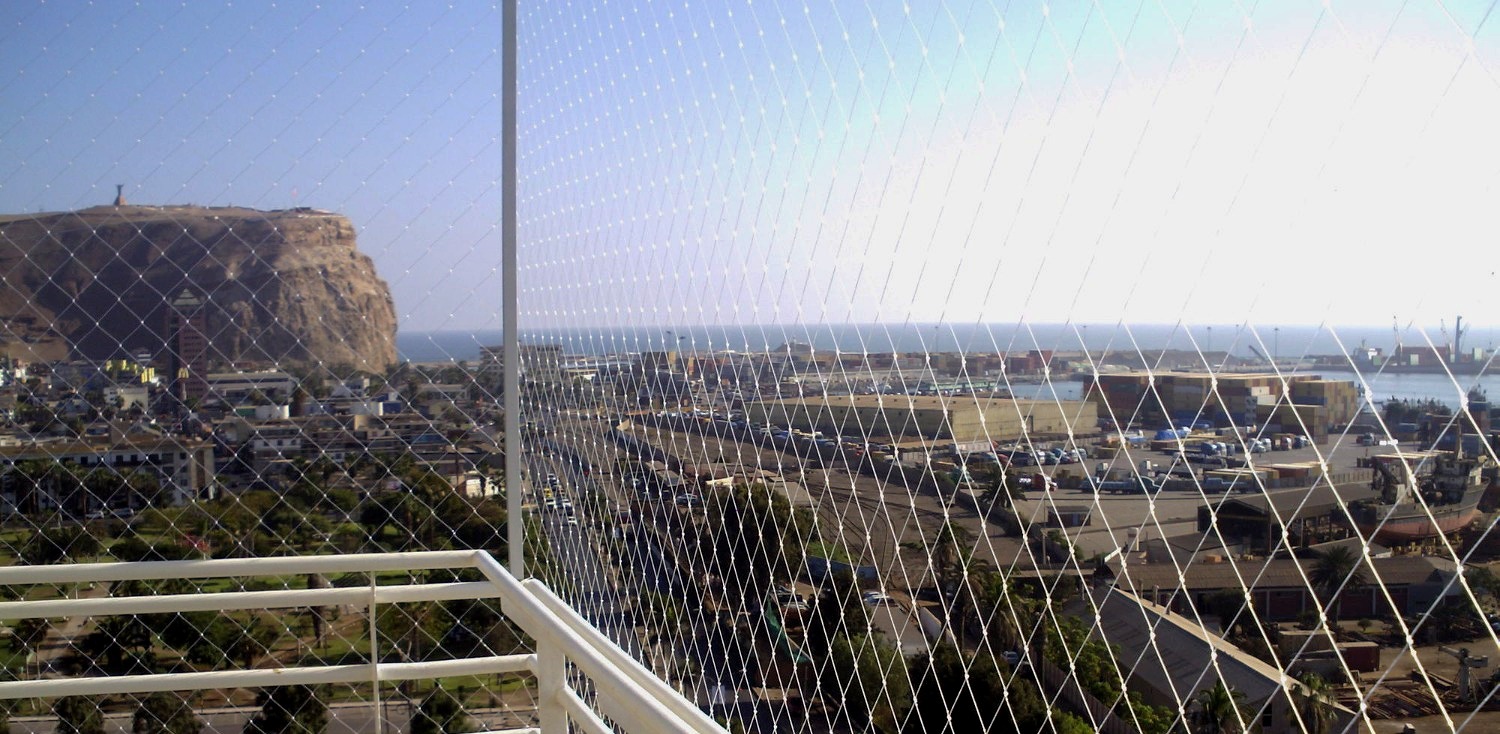 Malla de seguridad instalada con el Morro de Arica de fondo